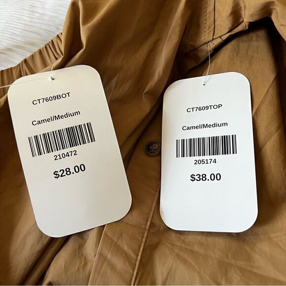 🆕 2 pc Set Cresent Button Down and Shorts Set size M - Picture 13 of 13